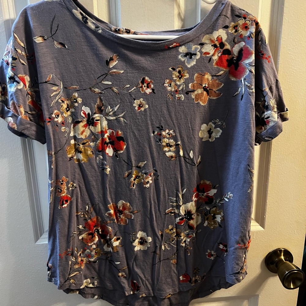 Women’s 24/7 Maurice’s T-shirt size M.